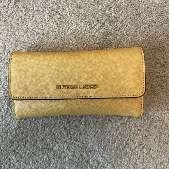 Michael Kors Handbags - Michael Kors Trifold Wallet